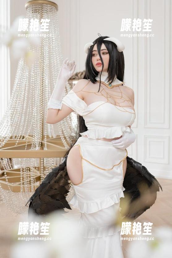 Alina Becker 开放式更新:Alina Becker的牛仔裤,穿上后可能会无意间引发讨论或小争议!